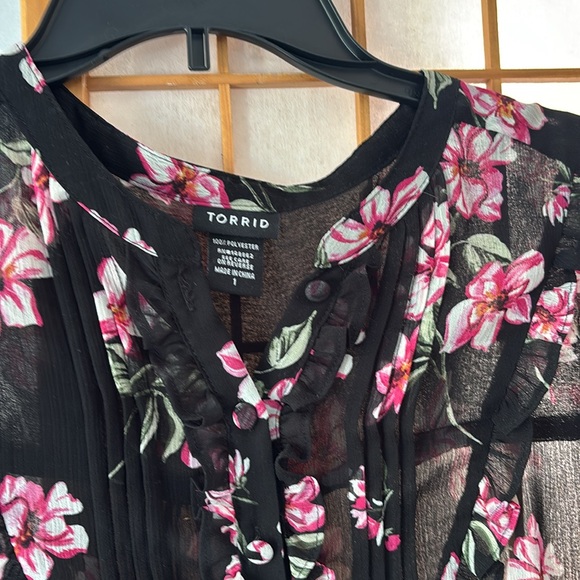 Torrid Size 1 blouse in black - Picture 2 of 3